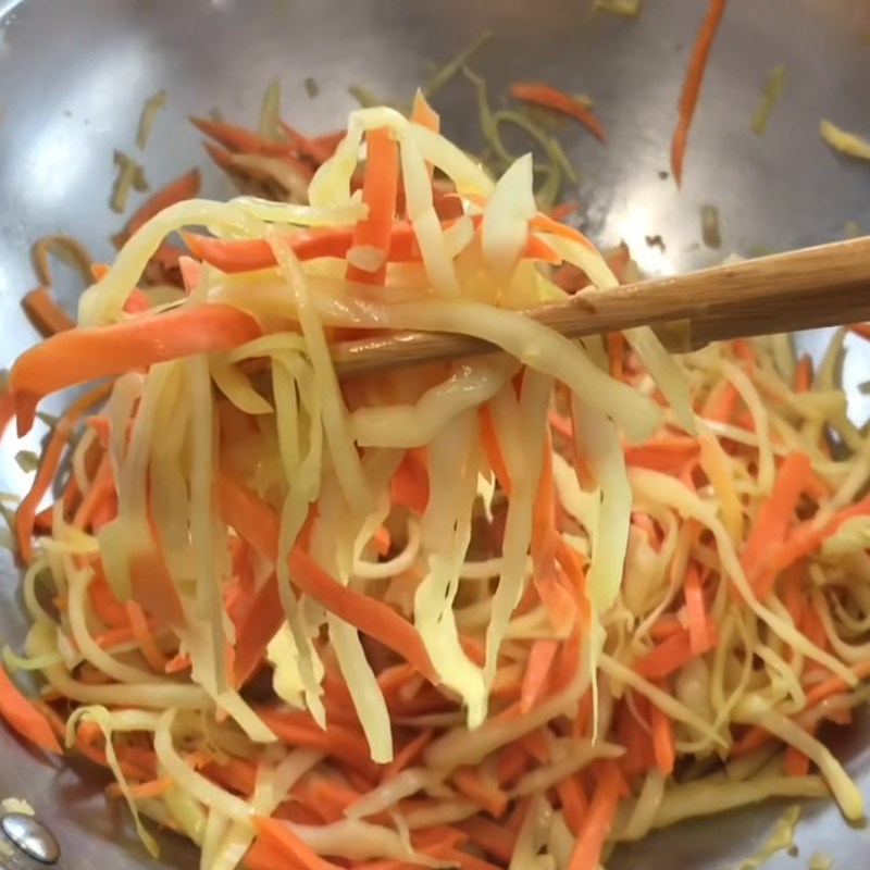 Bước 2 Xào rau củ Bánh đùm