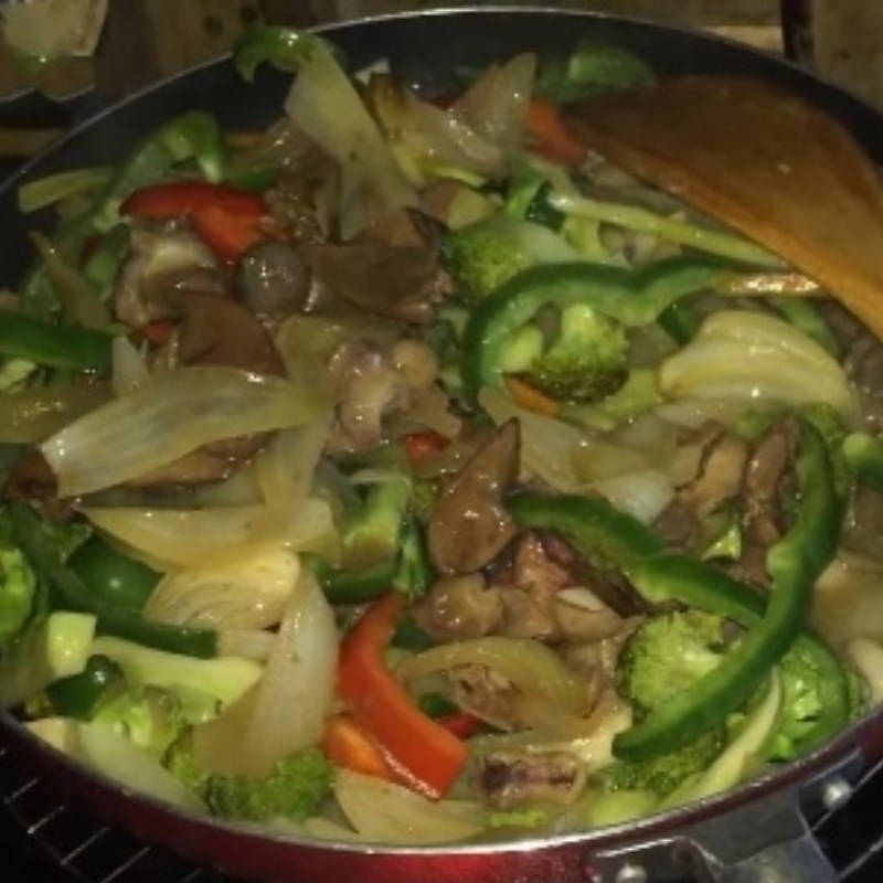 Bước 4 Xào rau củ Lòng gà xào thập cẩm