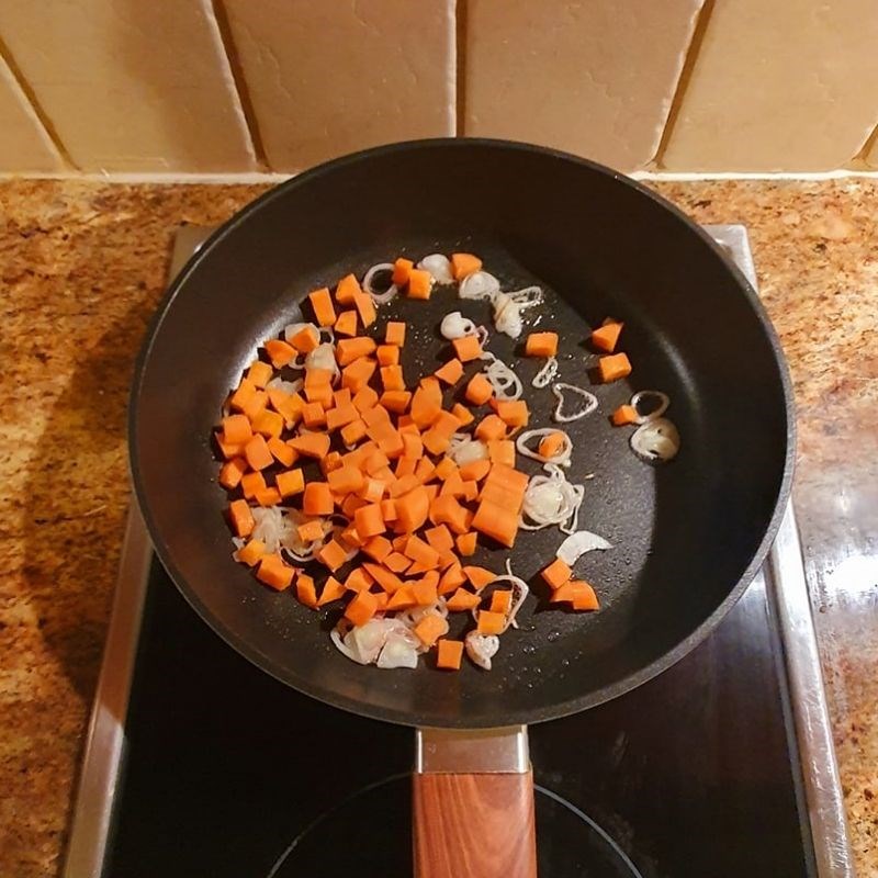 Bước 2 Xào rau củ Salad gạo lứt