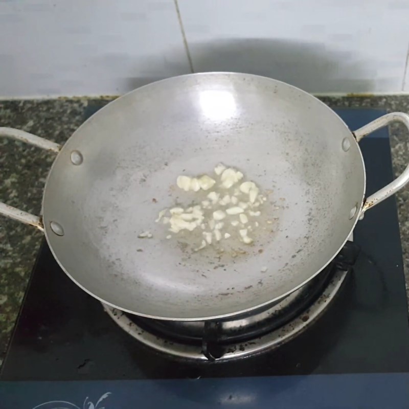 Bước 3 Xào sơ cua đồng Canh cua nấu khế