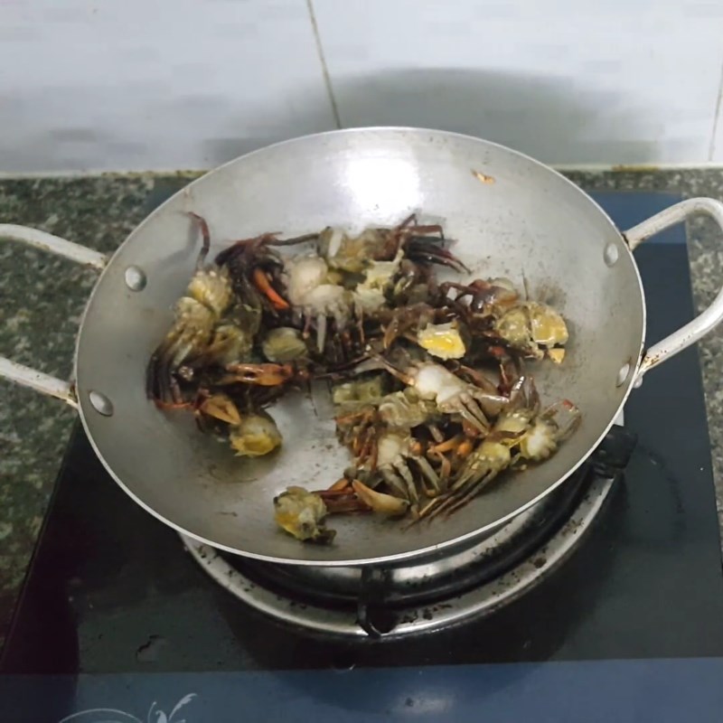 Bước 3 Xào sơ cua đồng Canh cua nấu khế