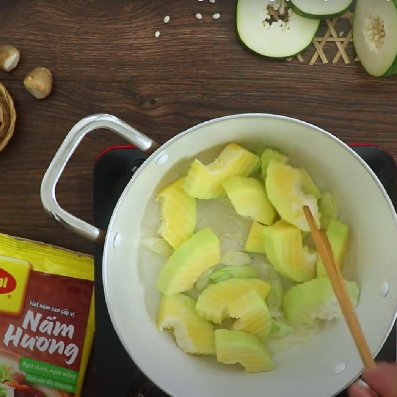 Bước 2 Xào sơ đu đủ Canh đu đủ chay với nấm rơm
