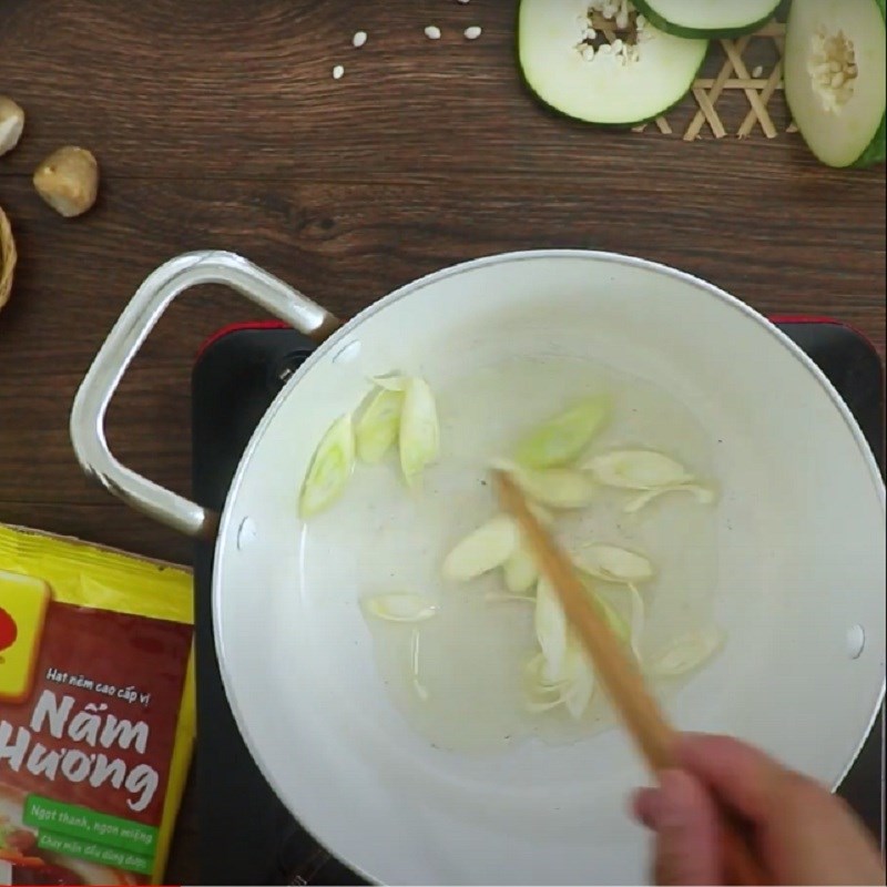 Bước 2 Xào sơ đu đủ Canh đu đủ chay với nấm rơm