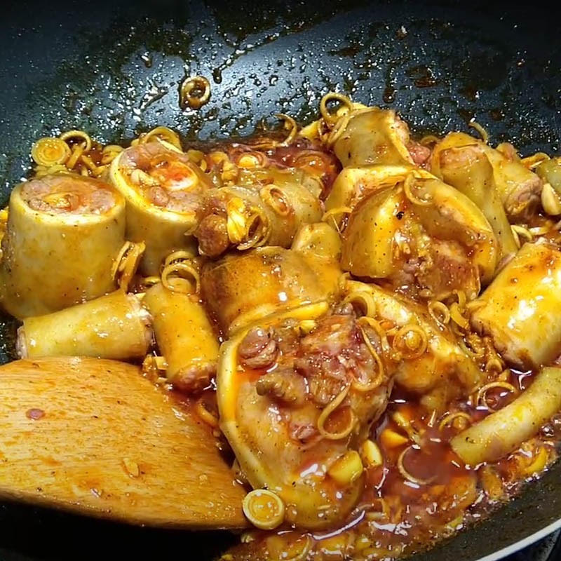 Bước 3 Xào sơ đuôi bò Đuôi bò hầm sa tế