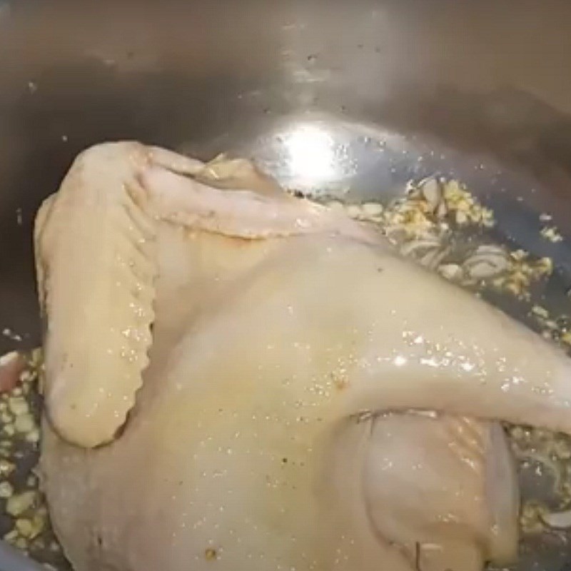 Bước 4 Xào sơ gà Gà hầm hoa atiso