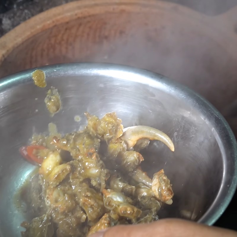 Bước 3 Xào sơ gạch cua và cua Canh cua nấu lá me
