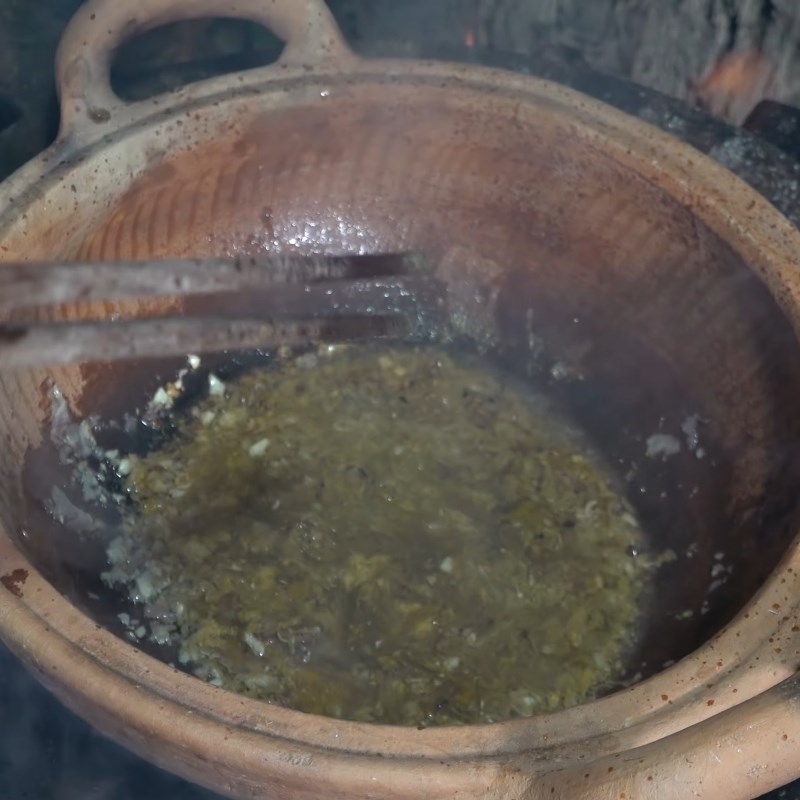 Bước 3 Xào sơ gạch cua và cua Canh cua nấu lá me