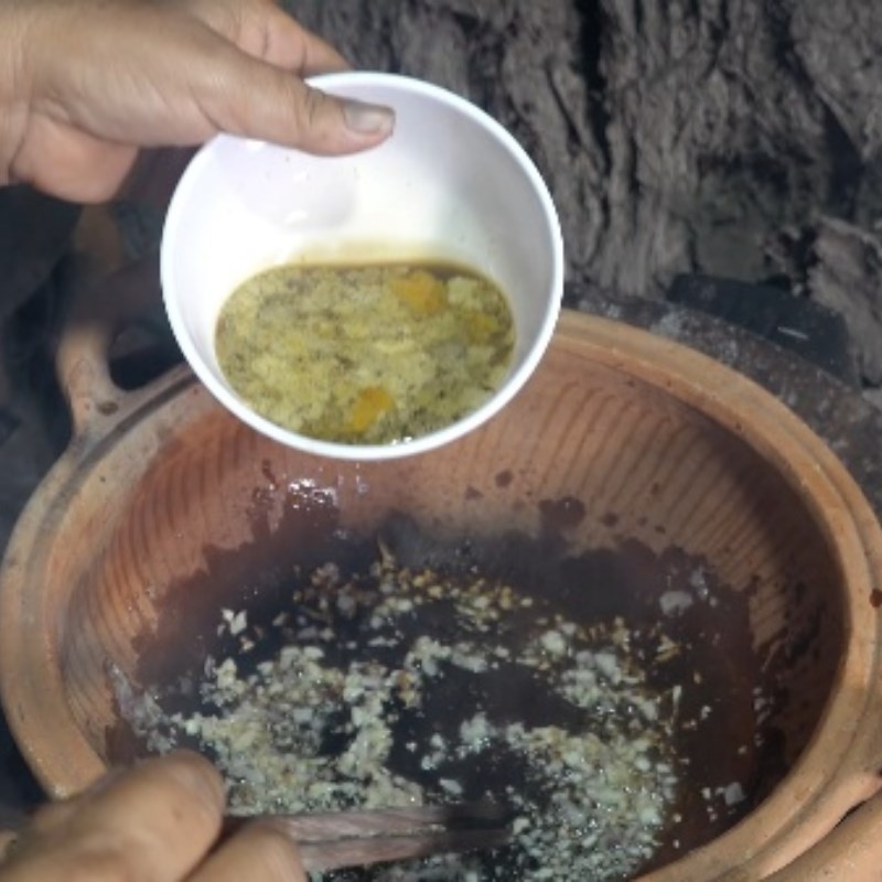 Bước 3 Xào sơ gạch cua và cua Canh cua nấu lá me