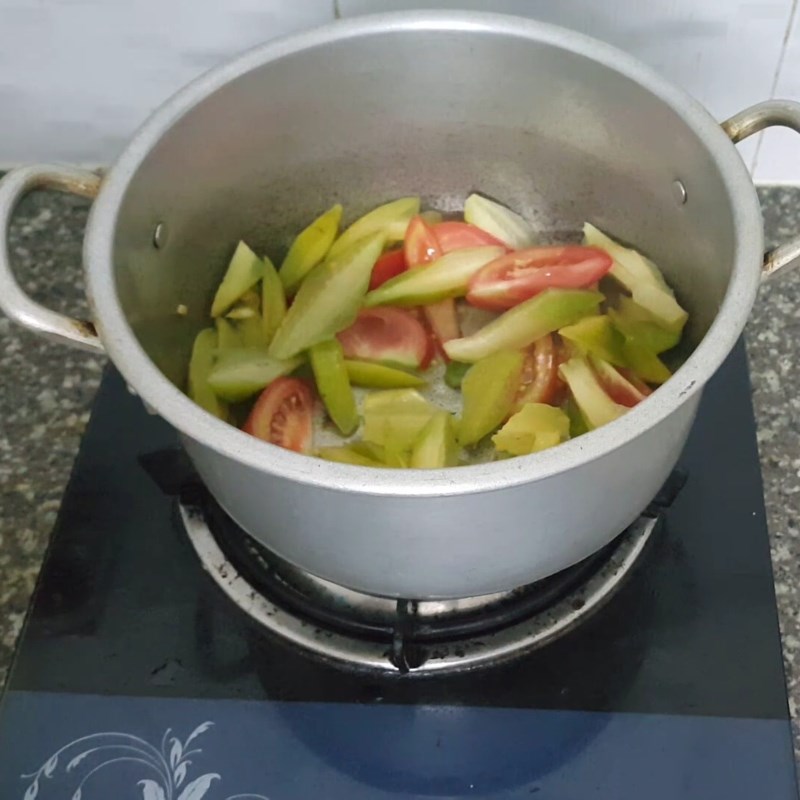 Bước 4 Xào sơ khế và cà chua Canh cua nấu khế