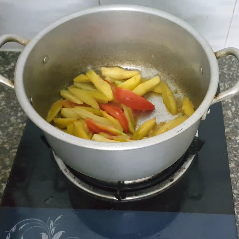 Bước 4 Xào sơ khế và cà chua Canh cua nấu khế