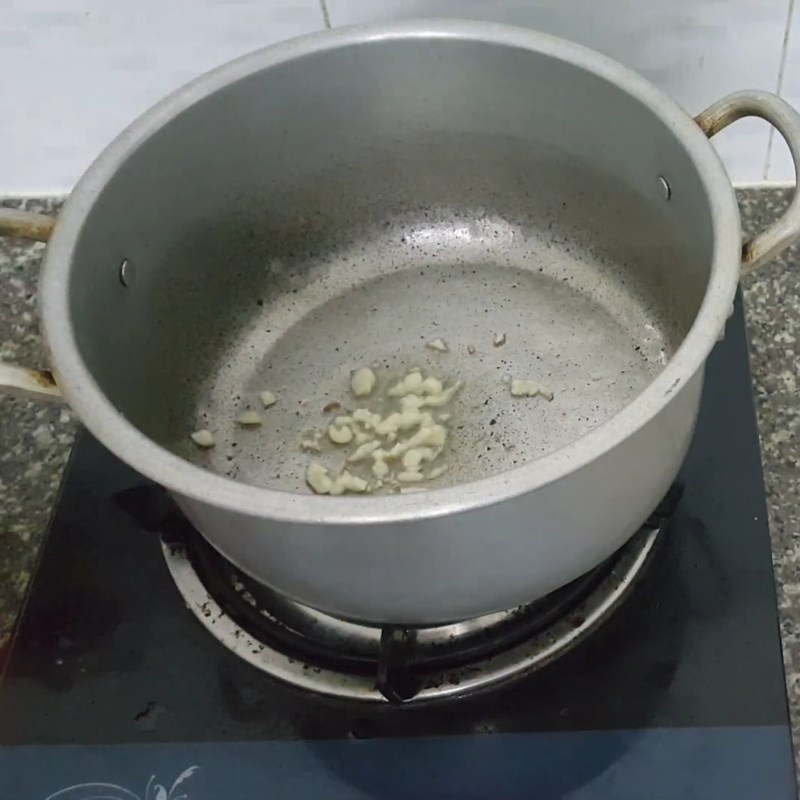 Bước 4 Xào sơ khế và cà chua Canh cua nấu khế
