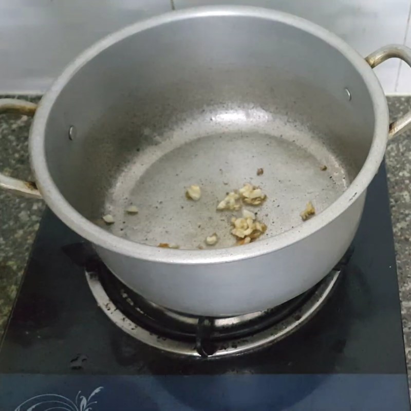 Bước 4 Xào sơ khế và cà chua Canh cua nấu khế