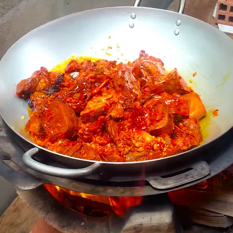 Bước 3 Xào sơ lưỡi bò Lưỡi bò kho cà rốt
