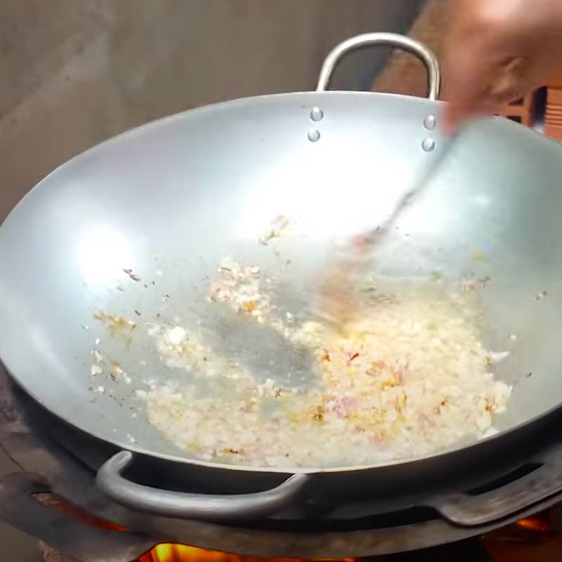 Bước 3 Xào sơ lưỡi bò Lưỡi bò kho cà rốt