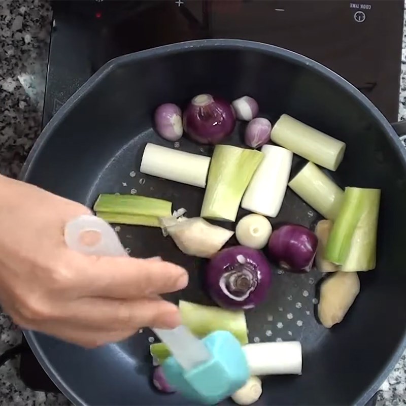 Bước 2 Xào sơ nguyên liệu Thịt hầm nấm đông cô