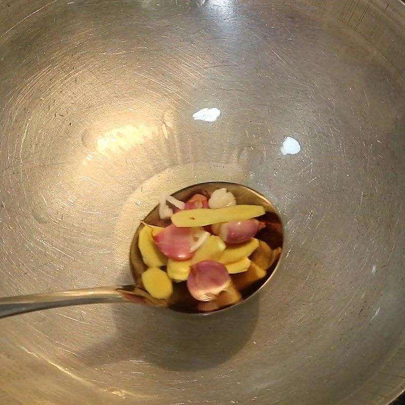 Bước 3 Xào sơ nguyên liệu Sườn kho coca