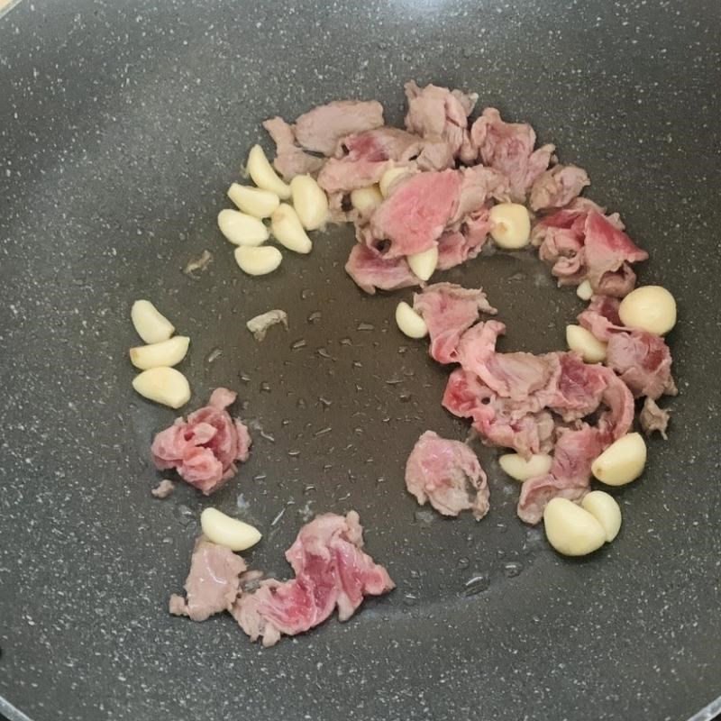 Bước 2 Xào sơ nguyên liệu Canh kim chi thịt bò (công thức được chia sẻ từ người)
