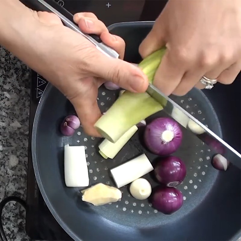 Bước 2 Xào sơ nguyên liệu Thịt hầm nấm đông cô