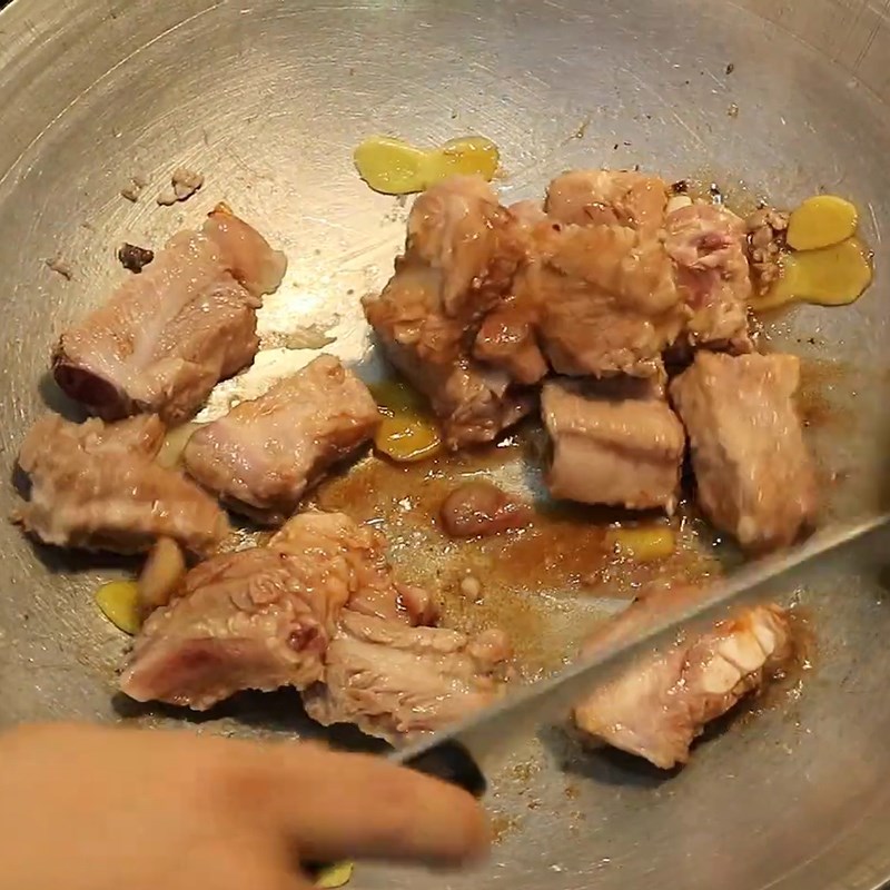 Bước 3 Xào sơ nguyên liệu Sườn kho coca