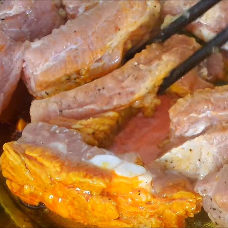 Bước 3 Xào sơ thịt Cá mòi kho sườn non