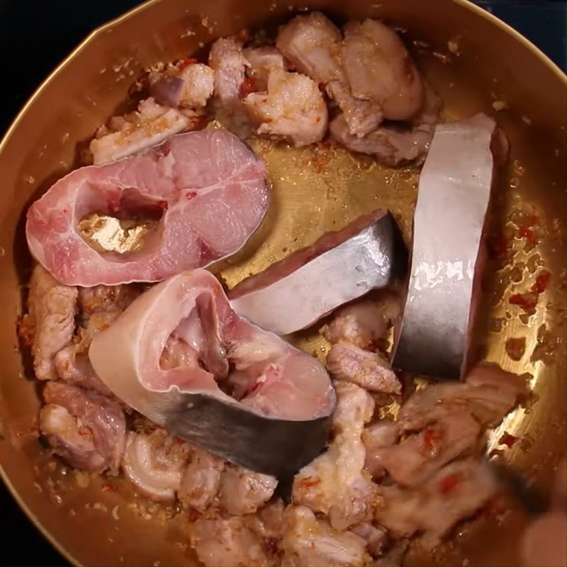 Bước 3 Xào sơ thịt với cá basa Lẩu mắm ruốc