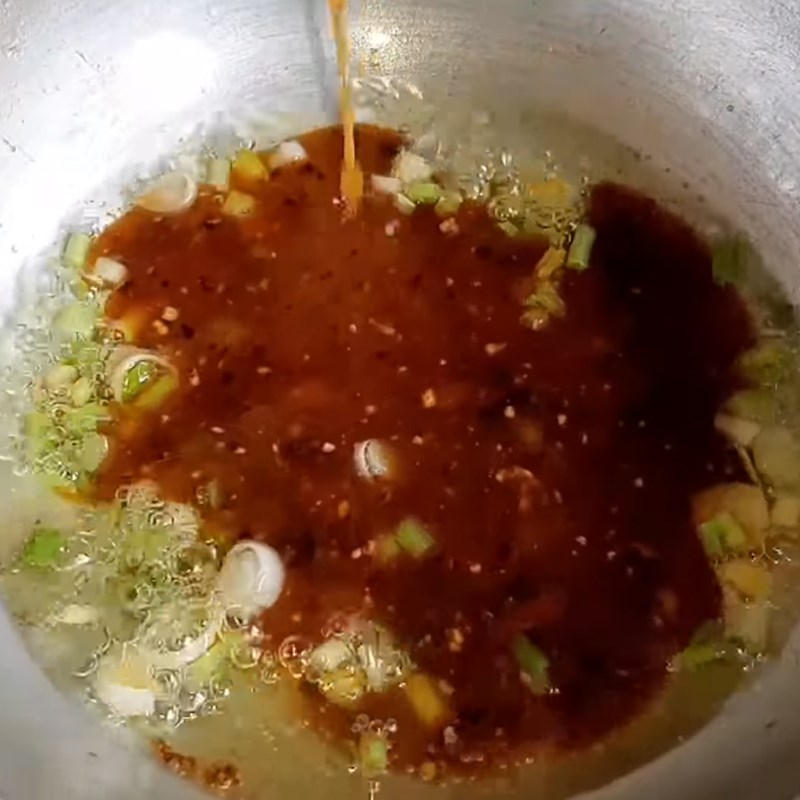 Bước 3 Xào sốt kho Bắp cải kho tiêu
