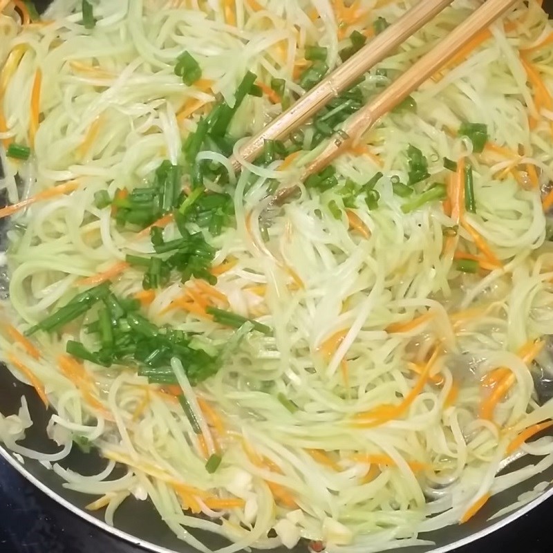 Bước 3 Xào su su Su su xào cà rốt