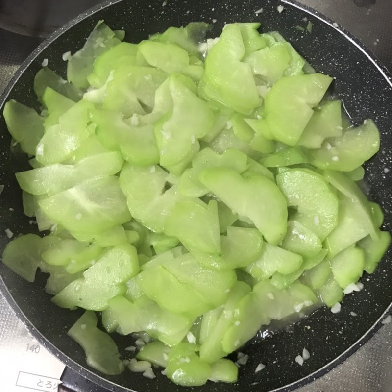 Bước 4 Xào su su Su su xào lòng gà