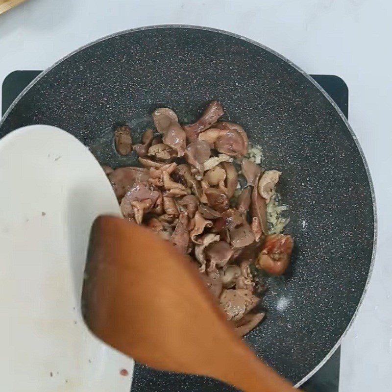 Bước 4 Xào su su Su su xào tim heo