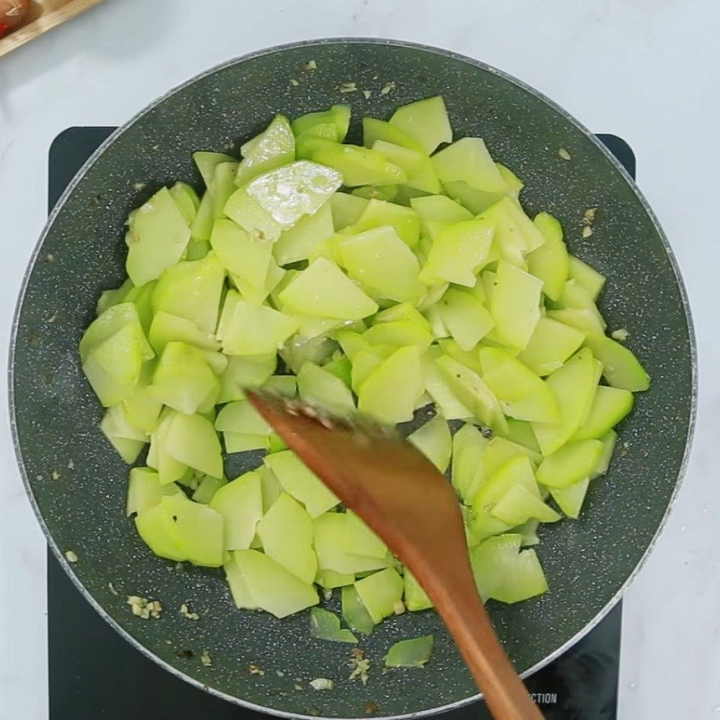 Bước 4 Xào su su Su su xào tim heo