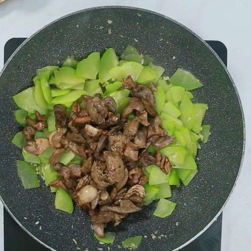 Bước 4 Xào su su Su su xào tim heo