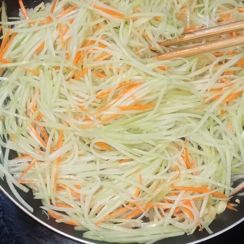 Bước 3 Xào su su Su su xào cà rốt