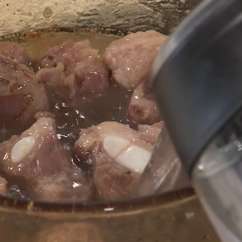 Bước 5 Xào sườn Canh nha đam nấu sườn