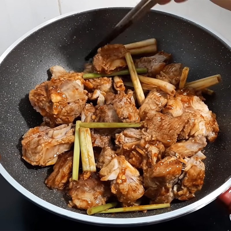 Bước 3 Xào sườn bò Sườn bò hầm sả