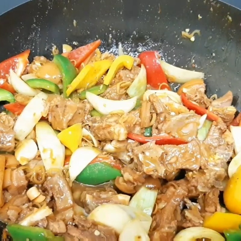 Bước 4 Xào sườn dê với ớt chuông Sườn dê xào ớt chuông