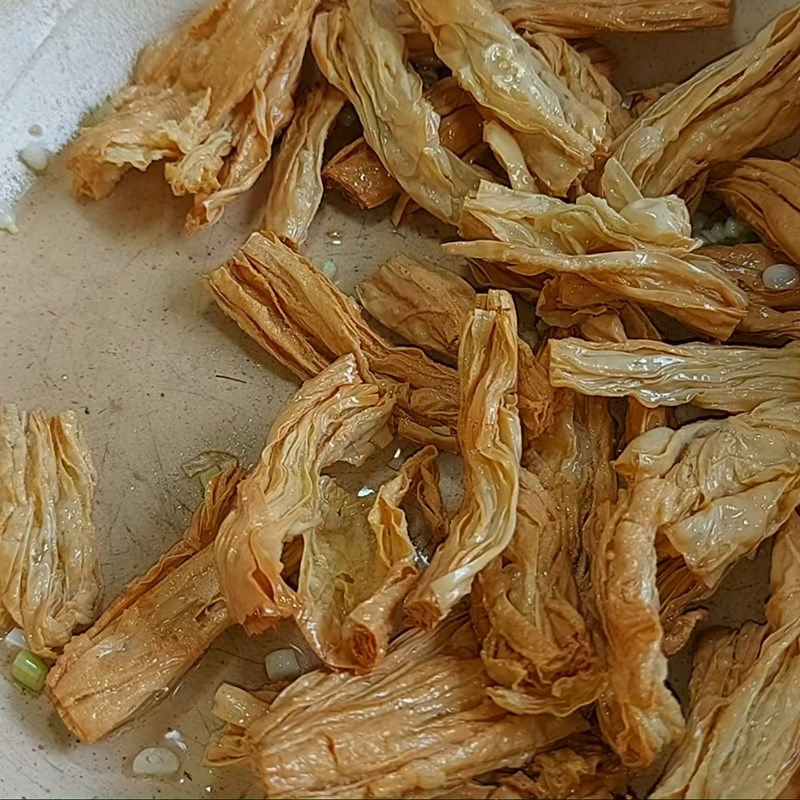 Bước 3 Xào tàu hũ ky Tàu hũ ky xào dứa