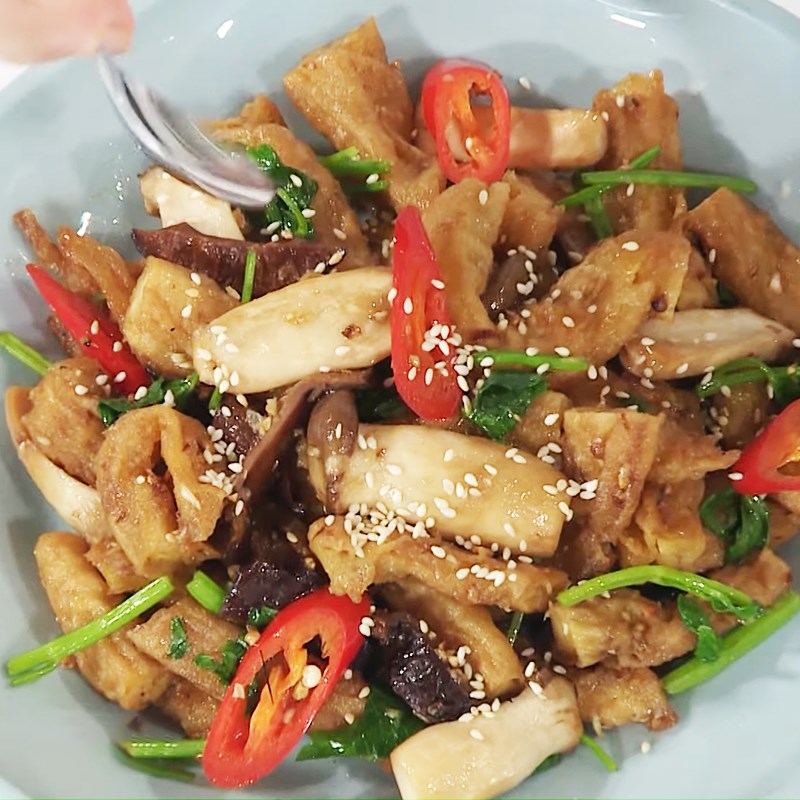 Bước 3 Xào tàu hũ ky Tàu hũ ky xào nấm