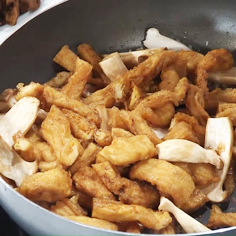 Bước 3 Xào tàu hũ ky Tàu hũ ky xào nấm