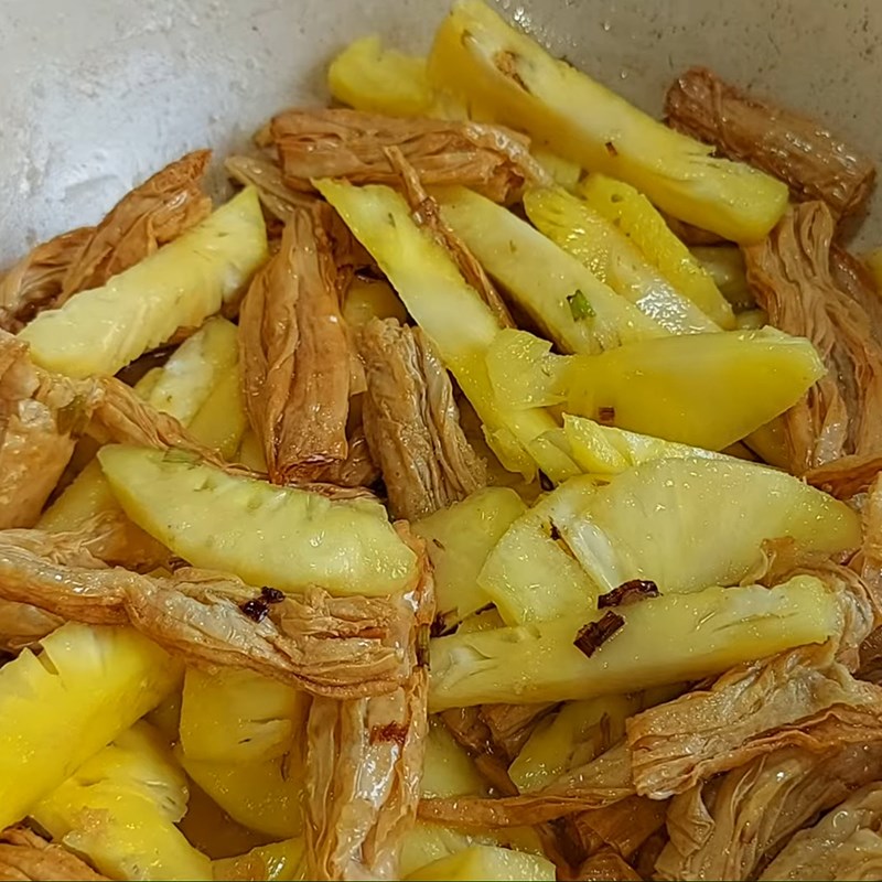 Bước 3 Xào tàu hũ ky Tàu hũ ky xào dứa
