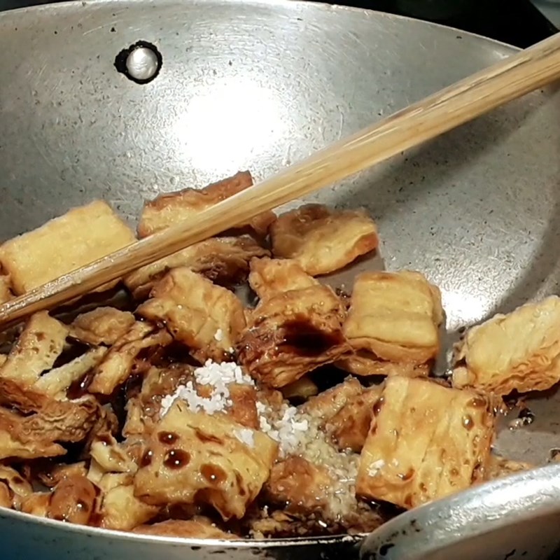 Bước 3 Xào tàu hũ ky Tàu hũ ky xào ớt chuông
