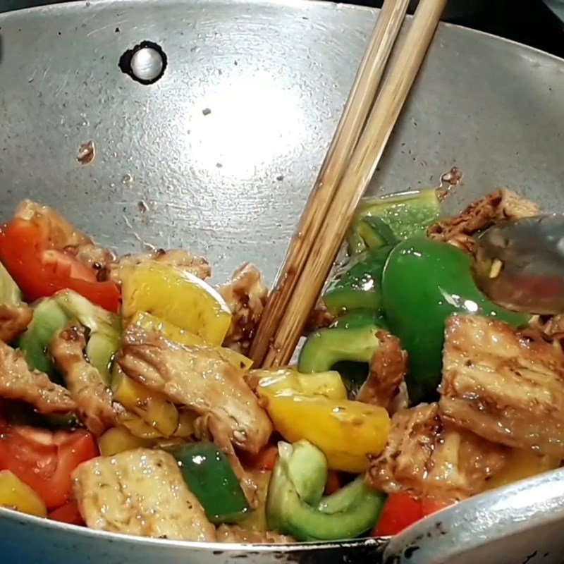 Bước 3 Xào tàu hũ ky Tàu hũ ky xào ớt chuông