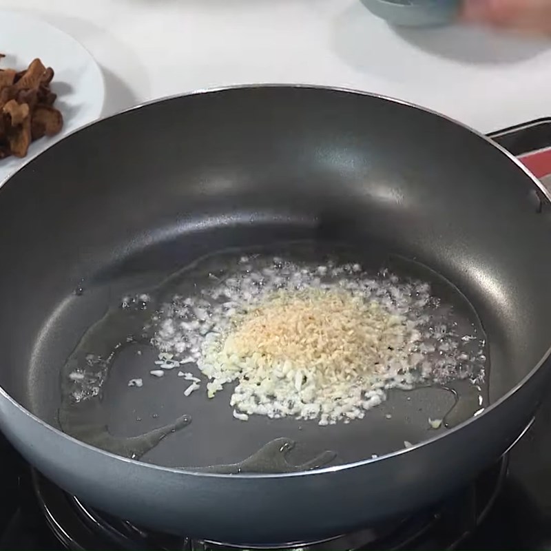 Bước 3 Xào tàu hũ ky Tàu hũ ky xào nấm