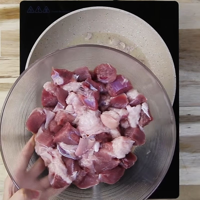 Bước 3 Xào thịt Thịt đông chân giò