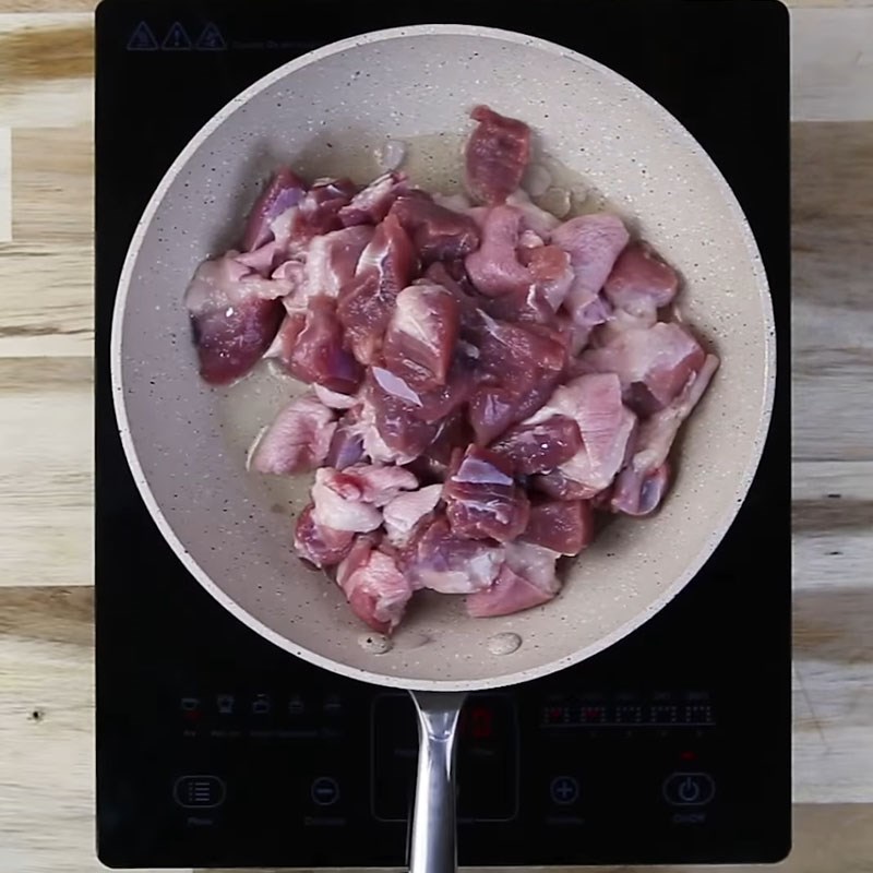 Bước 3 Xào thịt Thịt đông chân giò