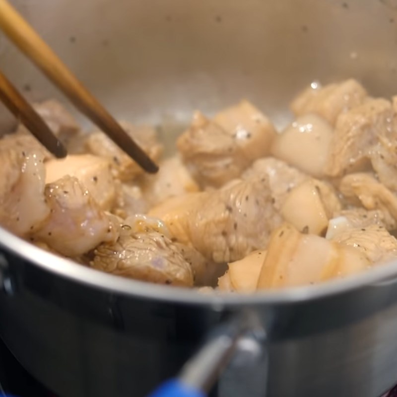 Bước 4 Xào thịt Thịt kho trám đen