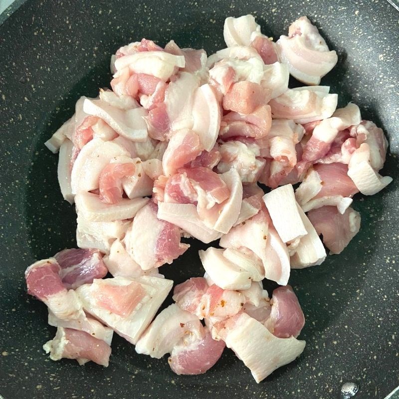 Bước 3 Xào thịt ba chỉ Thịt ba chỉ rim mặn ngọt