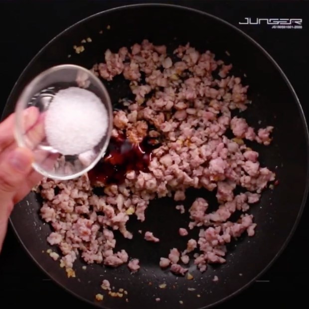 Bước 1 Xào thịt băm Phở trộn thịt băm