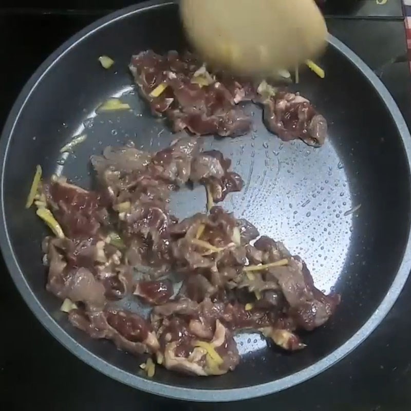 Bước 4 Xào thịt bò Thịt bò xào nấm hương (nấm đông cô)