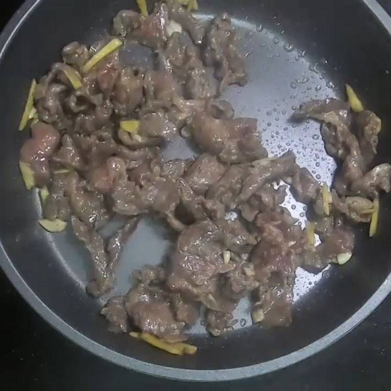 Bước 4 Xào thịt bò Thịt bò xào nấm hương (nấm đông cô)