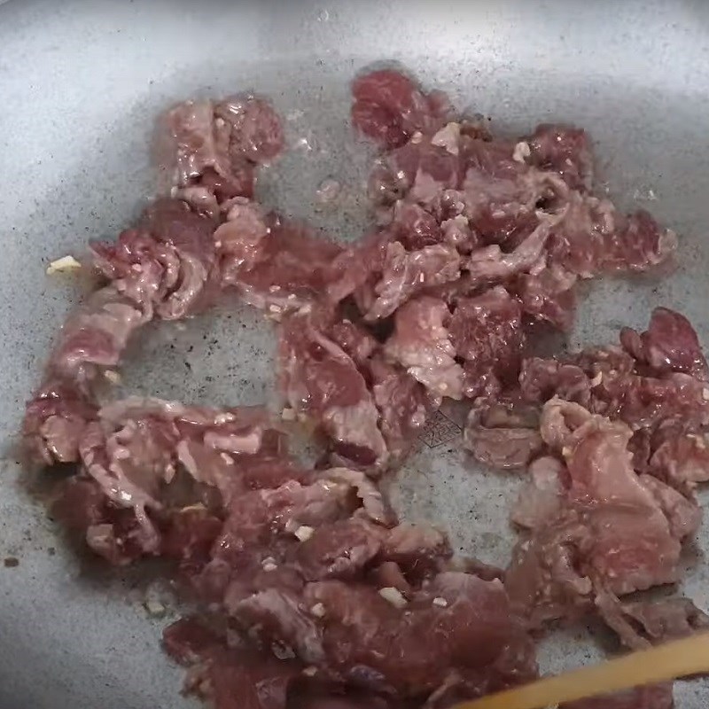 Bước 5 Xào thịt bò Gỏi bò cà pháo